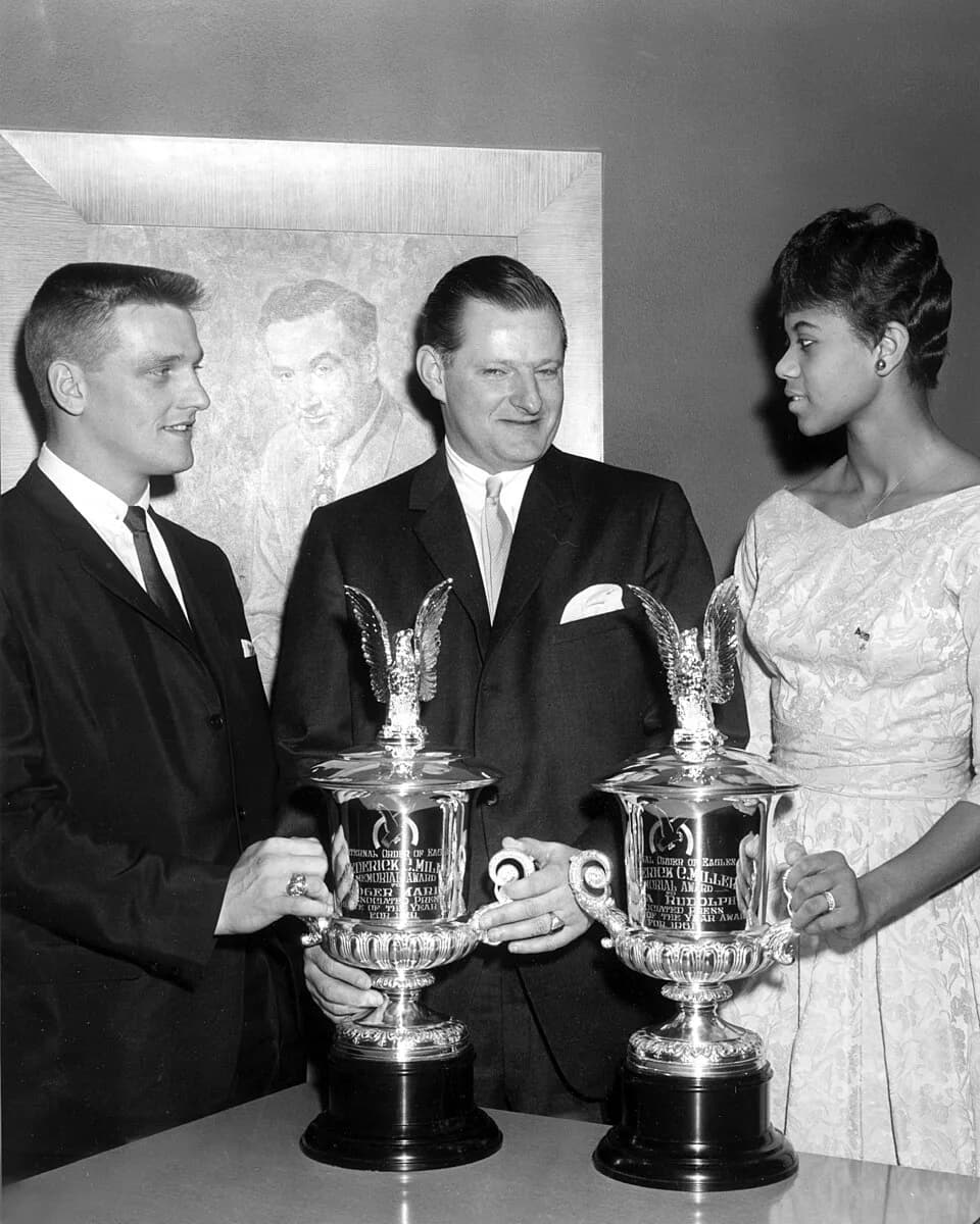 Wilma Rudolph - Wilma Rudolph (right) receiving the Fraternal Order of Eagles Award 1961 with Roger Maris (left).