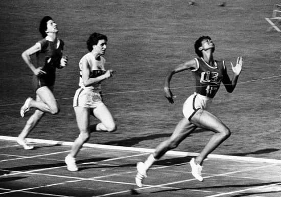 Wilma Rudolph - Giuseppina Leone in azione in una gara in Italia nel 1960