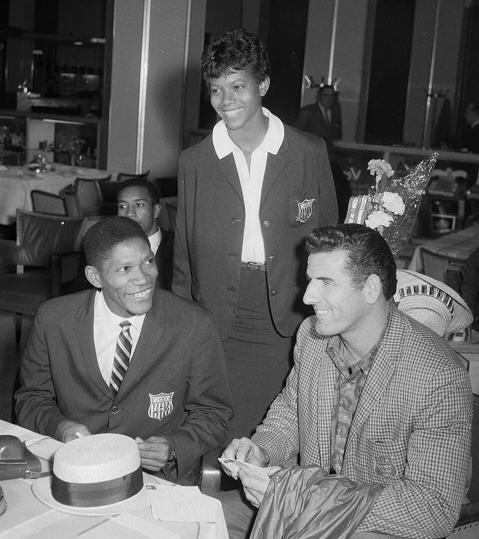 Wilma Rudolph - Aankomst Amerikaanse Olympische atleten op Schiphol, v.l.n.r. Otis Davis, Wilma Rudolph en Don Bragg