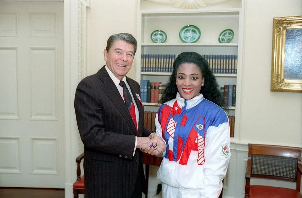 Florence Griffith Joyner - President Ronald Reagan Greeting Florence Griffith Joyner of The United States Olympic Team in The Oval Office - DPLA - 80c2b6323f406616bcad1ab77b7a176e.jpg