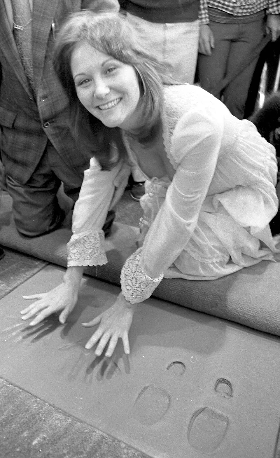 Linda Lovelace - Linda Lovelace leaving hand imprints in front of the Pussycat Theater in Los Angeles, California on December 28, 1973