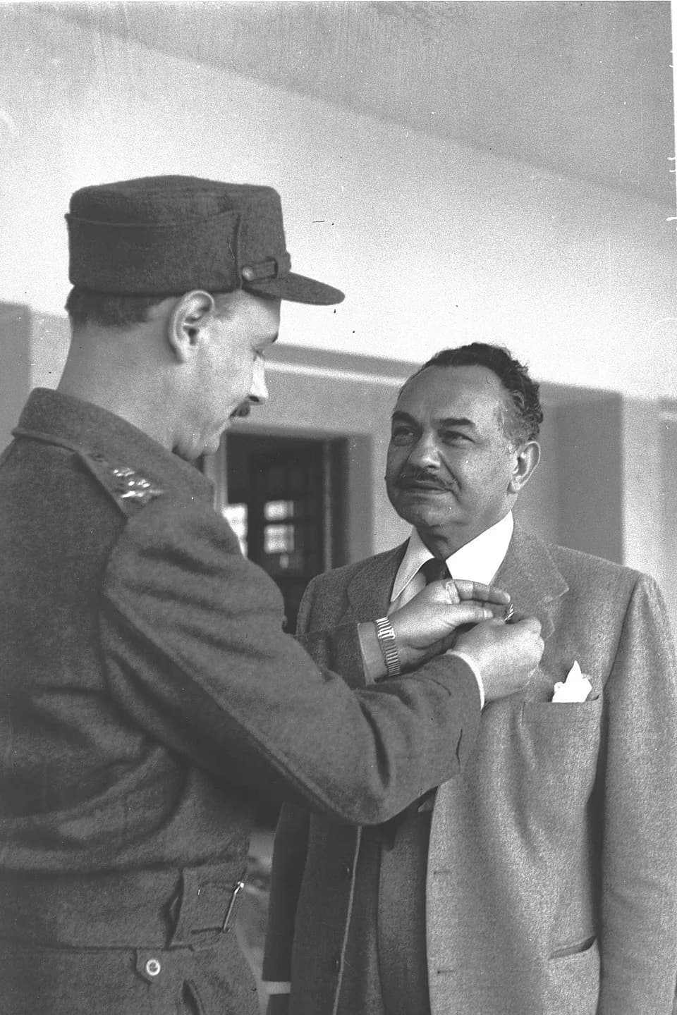 Edward G. Robinson - Yigal Yadin, Chief of Staff of the IDF presenting a decoration to actor Edward G. Robinson