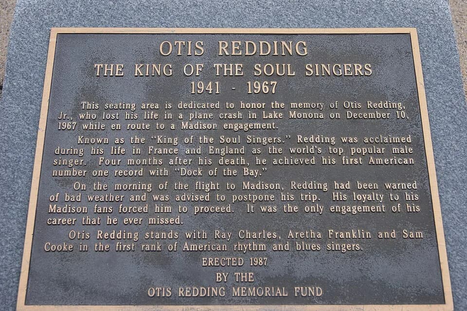 Otis Redding - Placa en honor a su memoria. Otis Redding falleció en un accidente en Lake Monona cuando era muy joven. La placa está en Monona Terrace, Madison.