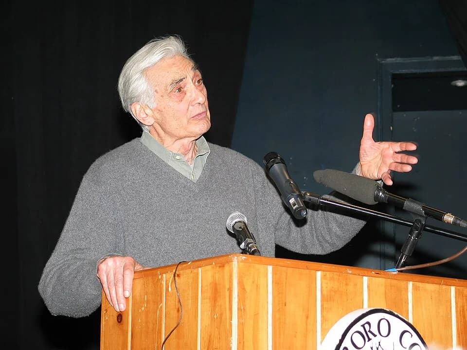 Howard Zinn - Howard Zinn speaking at Marlboro College