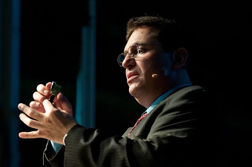 Kevin Mitnick - Estuvo en la Campus Party 2010. Habló sobre la Ingeniería Social y los riesgos para los usuarios.


En la foto, muestra un "keylogger". Un dispositivo para grabar todo lo que teclea el