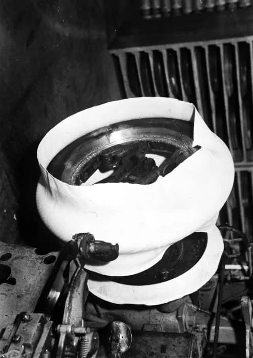Charles Goodyear - Repronegatief. Het aanbrengen van een eerste laag rubber tijdens de fabricage van een vrachtautoband in de fabriek van Goodyear te Buitenzorg