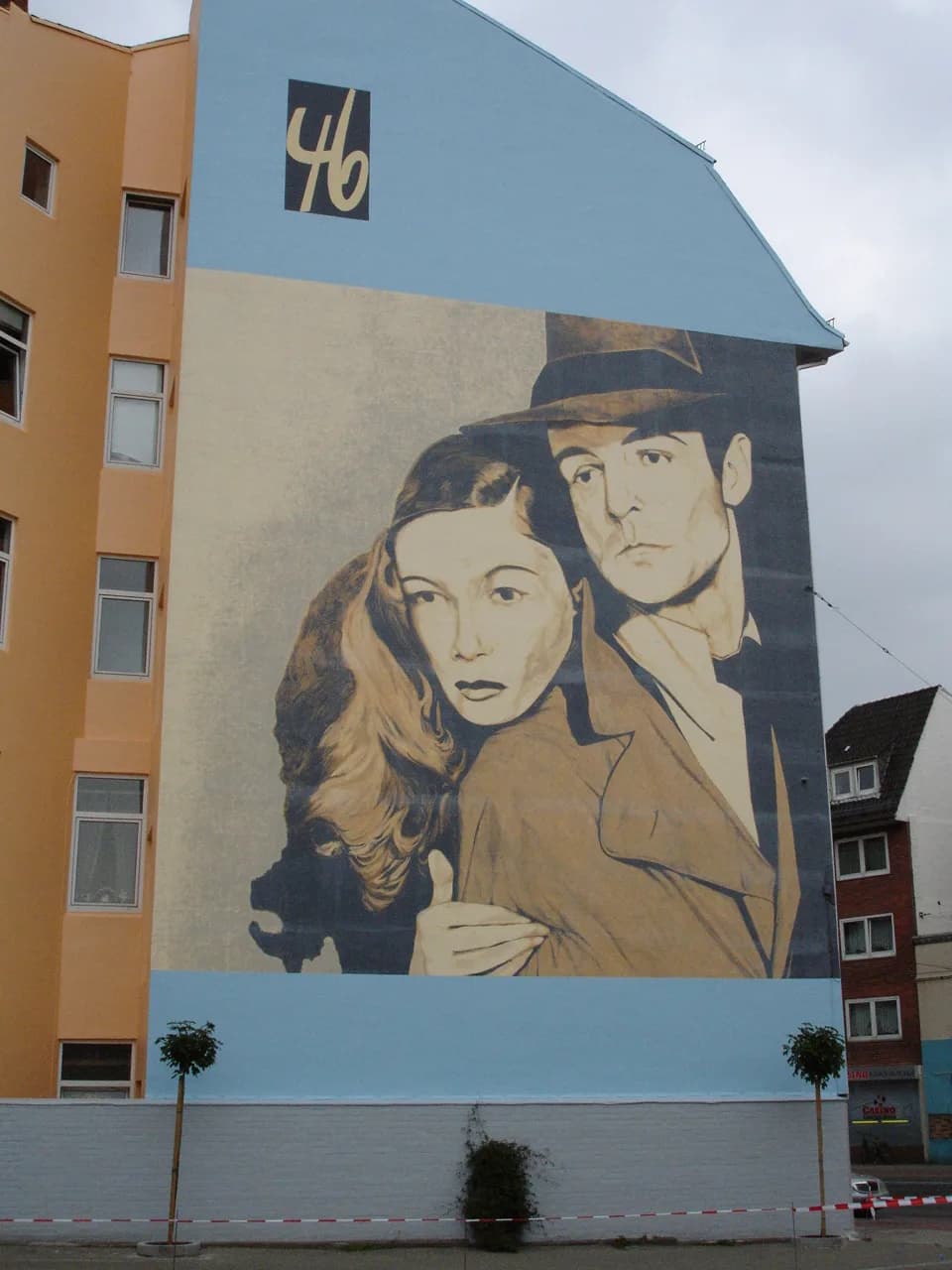 Veronica Lake - Wandmalerei beim früheren Standort des Kommunalkino Bremen (als "Kino 46") an der Waller Heerstraße. Zu sehen sind Veronica Lake und Alan Ladd in einem Still aus "Die Narbenhand"