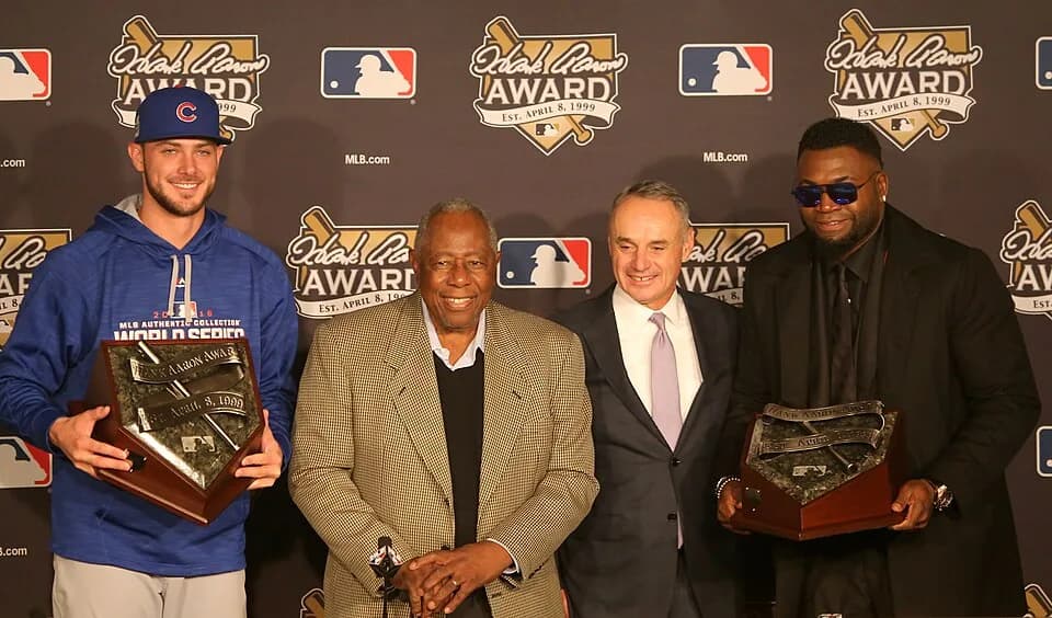 Hank Aaron - From left to right: Kris Bryant, Hank Aaron, Rob Manfred and David Ortiz in Cleveland on October 26, 2016. Bryant and Ortiz received the Hank Aaron Award for 2016.