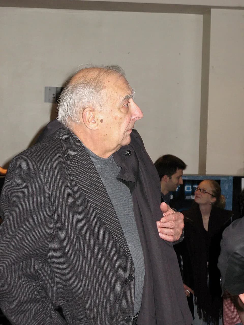 Claude Chabrol - Claude Chabrol, à Amiens (Somme, France) - 
De passage à la "Maison de la Culture" lors du « 28ème Festival international du film d'Amiens ».

.