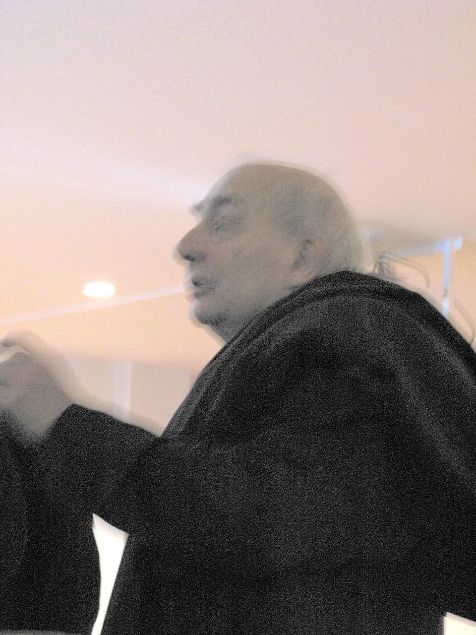 Claude Chabrol - Claude Chabrol, à Amiens (Somme, France) - 
De passage à la "Maison de la Culture" lors du « 28ème Festival international du film d'Amiens ».
.

(Même si Claude Chabrol se prête avec 