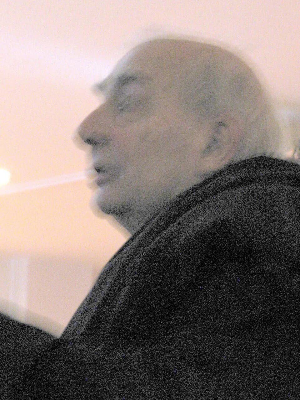 Claude Chabrol - Claude Chabrol, à Amiens (Somme, France) - 
De passage à la "Maison de la Culture" lors du « 28ème Festival international du film d'Amiens ».
.

(Même si Claude Chabrol se prête avec 