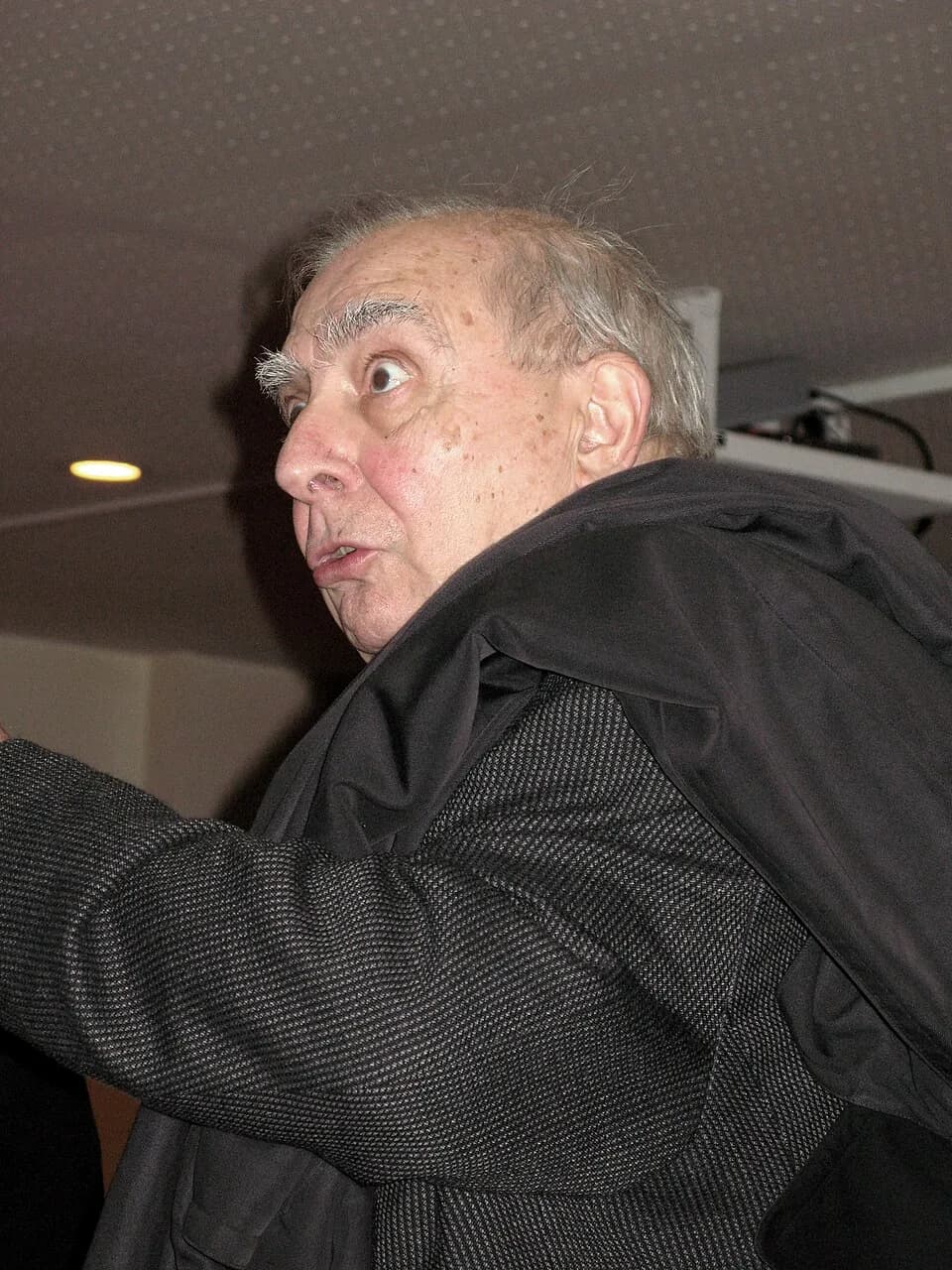Claude Chabrol - Claude Chabrol, à Amiens (Somme, France) - 
De passage à la "Maison de la Culture" lors du « 28ème Festival international du film d'Amiens ».

.