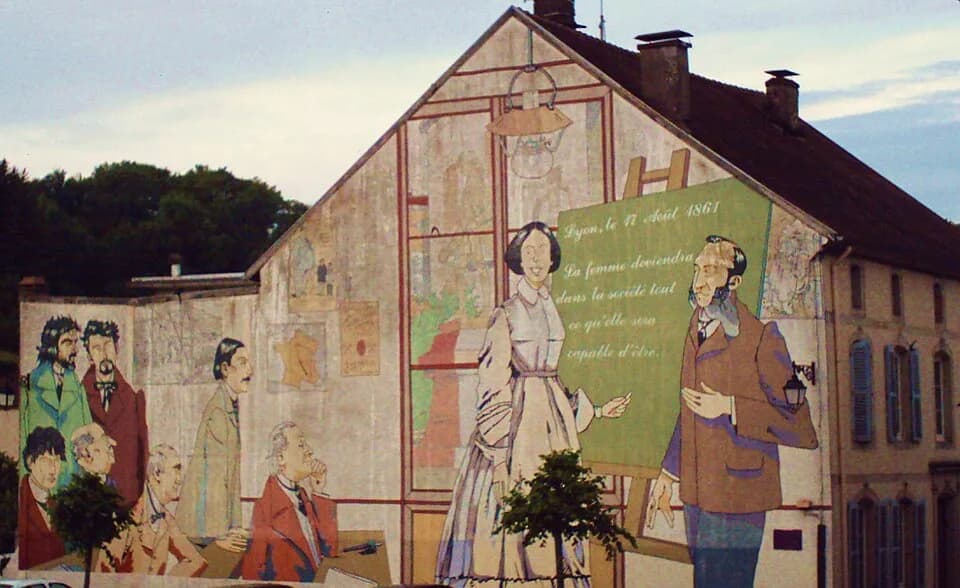 Maurice Barrès - Fresque murale Julie-Victoire Daubié, Fontenoy-le-Château. Elle représente aussi d'autres Vosgiens célèbres : Pierre Pelot, Maurice Pottecher, Maurice Barrès, Jules Ferry, Yves Simon,