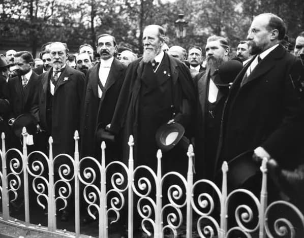 Maurice Barrès - Rassemblement de la Ligue des patriotes pour la fête de Jeanne d'Arc à Paris, place Saint-Augustin, en 1913. Côte à côte, au centre, Maurice Barrès et Paul Déroulède.