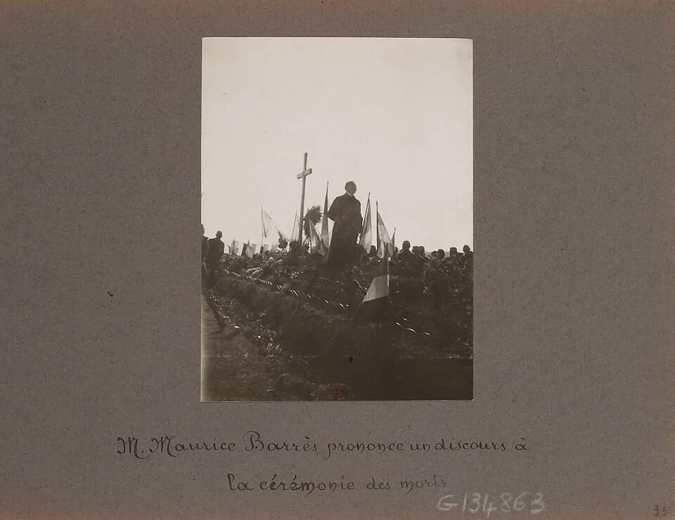 Maurice Barrès - Visite de Maurice Barrès sur le front des Vosges, octobre-novembre 1914. Maurice Barrès prononce un discours à la cérémonie des morts près de Gerbéviller (Meurthe-et-Moselle).