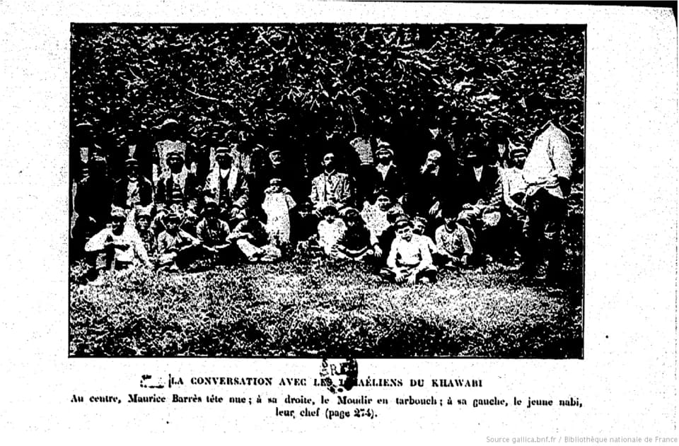 Maurice Barrès - Maurice Barrès chez les Ismaëliens de Khawabi en Syrie (1914). Au centre, Maurice Barrès, tête nue ; à sa droite, le Moudir en tarbouch ; à sa gauche, le jeune nabi, leur chef. In Une