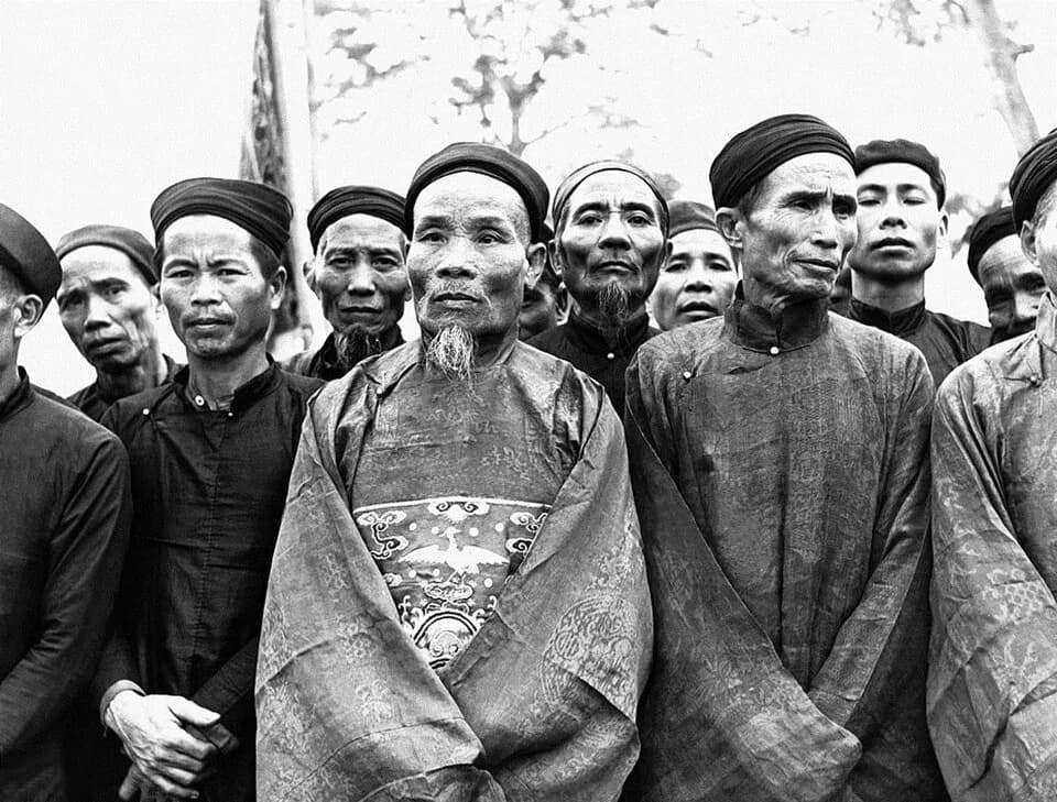 Bảo Đại - A Hoa Binh, les notables Muong accueillent Bao Dai le 21 décembre 1951 au Vietnam.