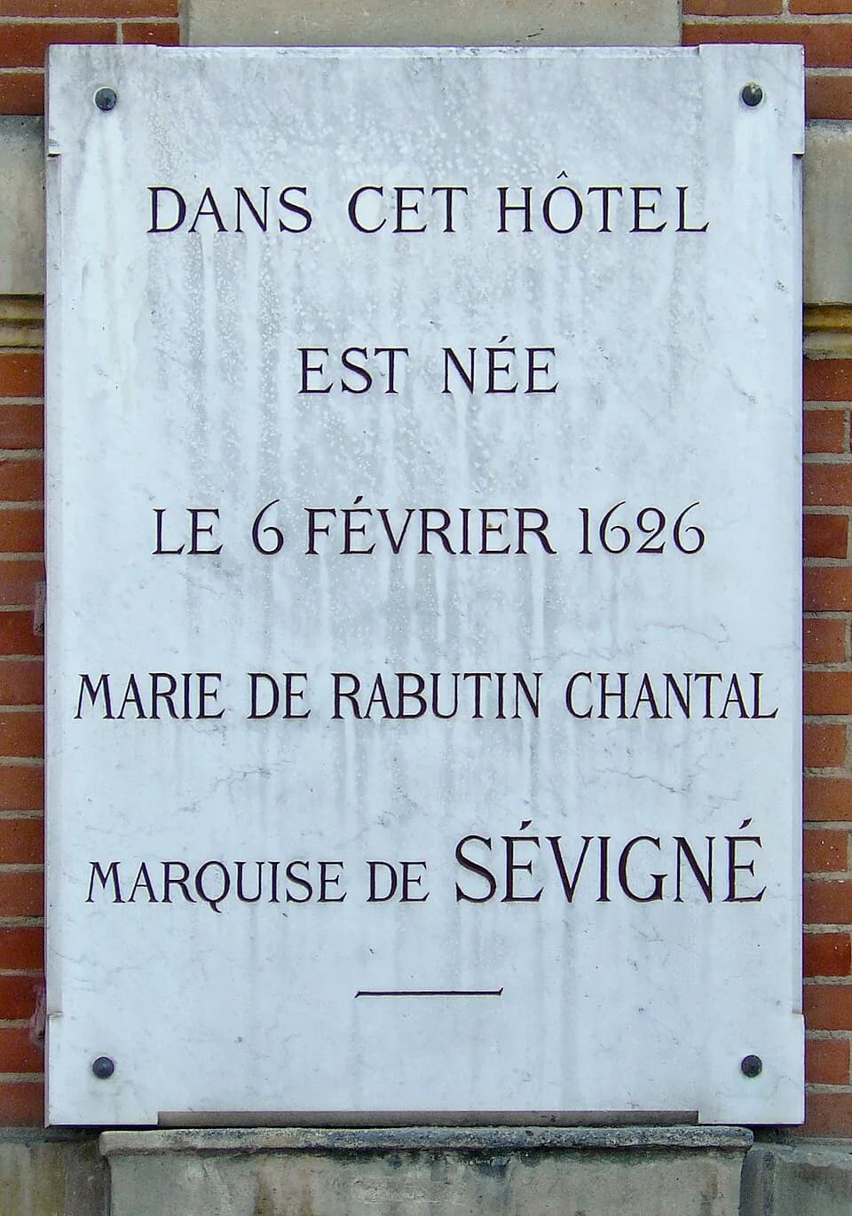 Madame de Sévigné - Plaque apposée sur le n° 1 bis de la Place des Vosges (Paris) où est née Mme de Sévigné.