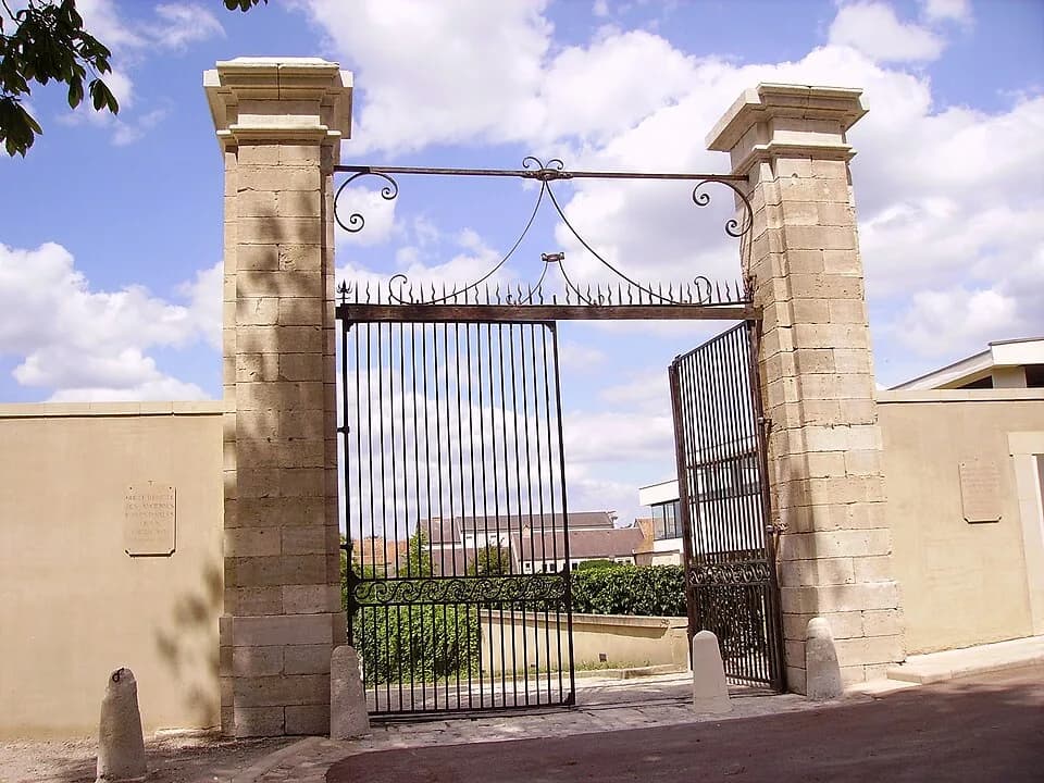 Madame de Sévigné - Le portail « Sévigné », sur le site des Forges de la Chaussade.
Sur le panneau de gauche est écrit : « Grille d'entrée des anciennes Forges royales de la Chaussade (fin du XVIIe si