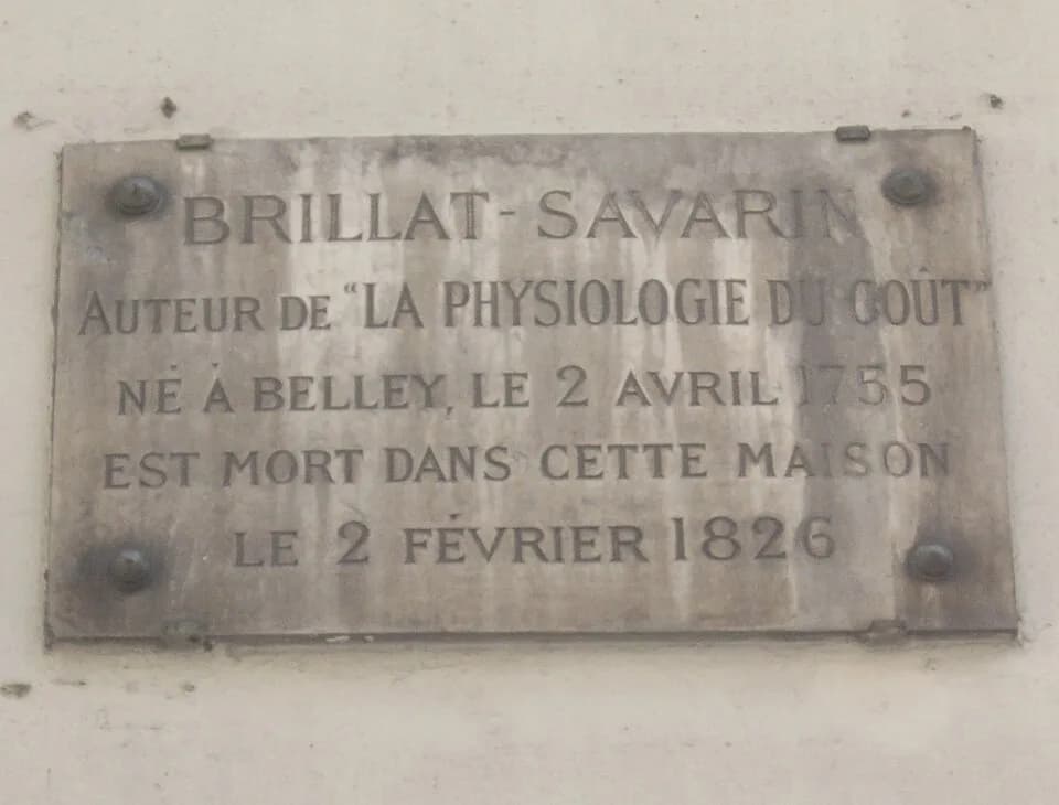 Jean Anthelme Brillat-Savarin - Plaque apposée au n° 11 de la rue des Filles-Saint-Thomas, Paris 2e. « Brillat-Savarin, auteur de La Physiologie du goût, né à Belley, le 2 avril 1755, est mort dans ce