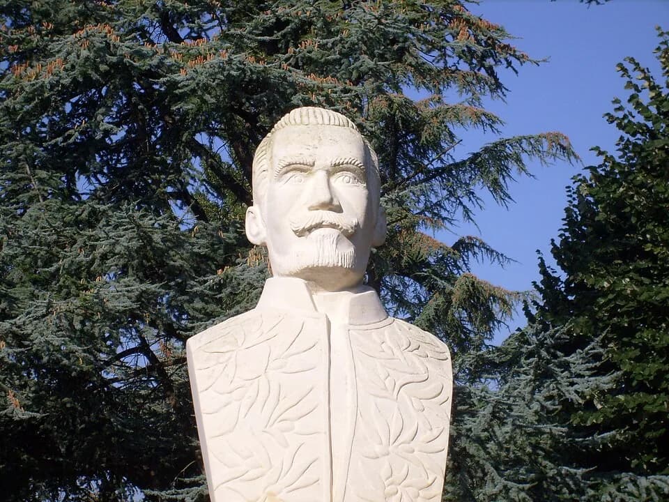 Pierre Loti - Buste de Pierre Loti à Saint-Porchaire (Charente-Maritime)