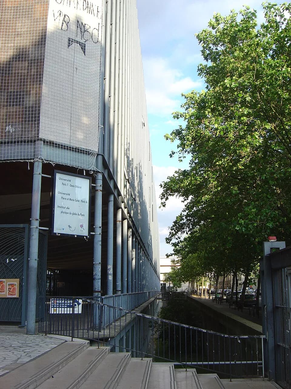 Antoine Laurent de Jussieu - Campus universitaire de Jussieu, Paris, vue des bâtiments à droite de l'entrée principale, place Jussieu