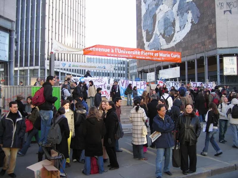Antoine Laurent de Jussieu - Picture of strike against the CPE, taken in Paris, France, on 2006-02-27. It shows the barricaded main entry of the campus Jussieu, home to the Universities Paris 6 (Pierr