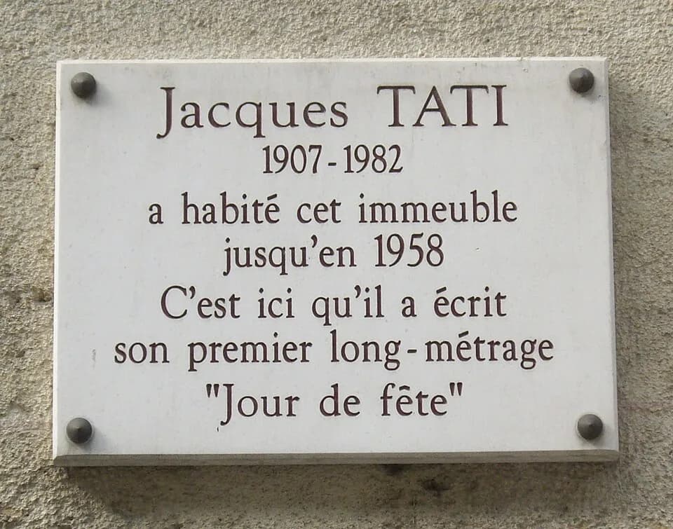 Jacques Tati - Plaque commémorative, 30 rue de Penthièvre, Paris 8e. « Jacques Tati, 1907-1982, a habité cet immeuble jusqu'en 1958. C'est ici qu'il a écrit son premier long-métrage, Jour de fête »