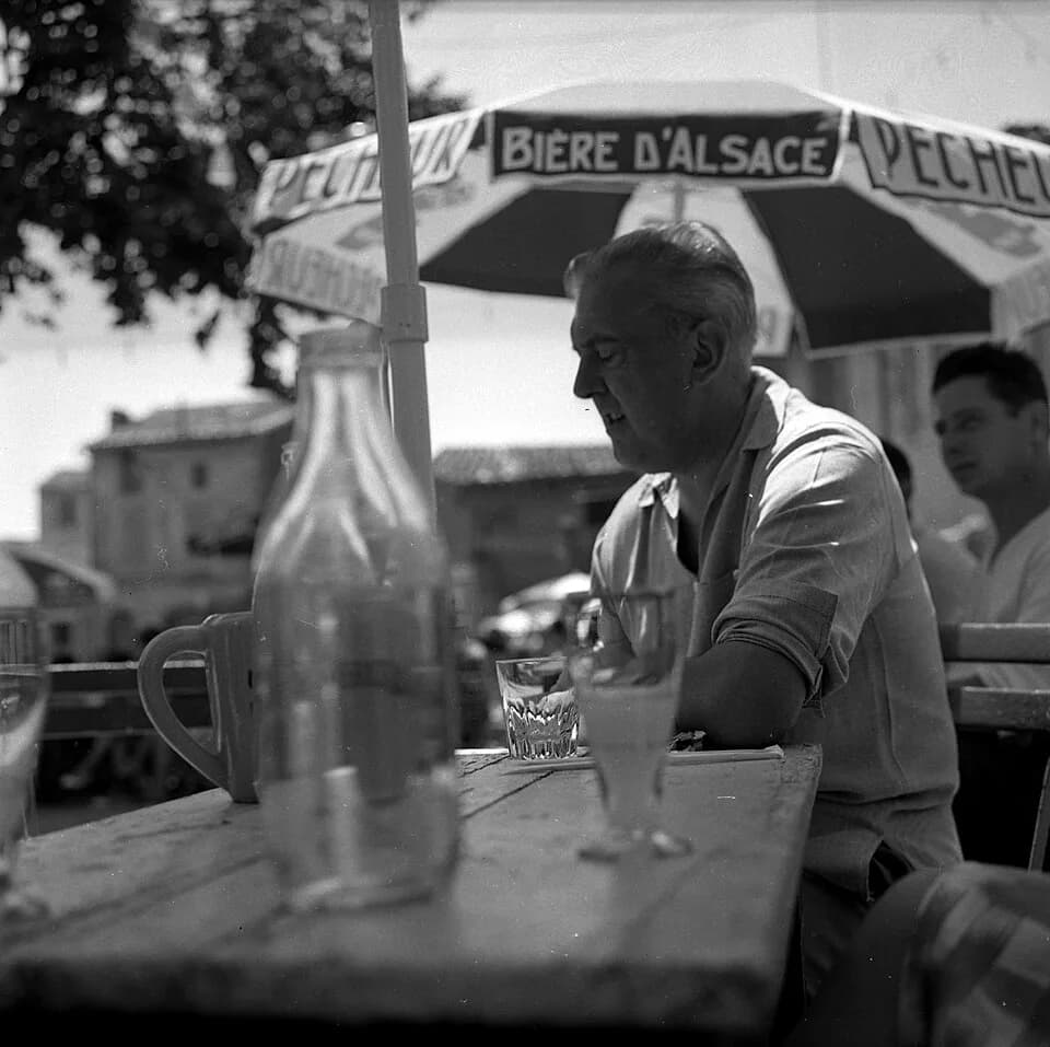 Jacques Tati - Noé (Haute-Garonne). 9 juillet 1961. Portrait du réalisateur Jacques Tati invité d'honneur de l'éléction de la "Belle Gaillarde".
Observation: "La Belle Gaillarde" est une éléction de m