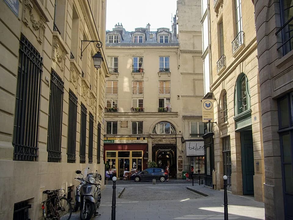 Louis-Antoine de Bougainville - Passage des Petits-Pères, Paris 2e. Vu depuis la place des Petit-Pères vers la rue de la Banque, ouverte en 1844, qui a englobé la section nord-sud du passage des Petit