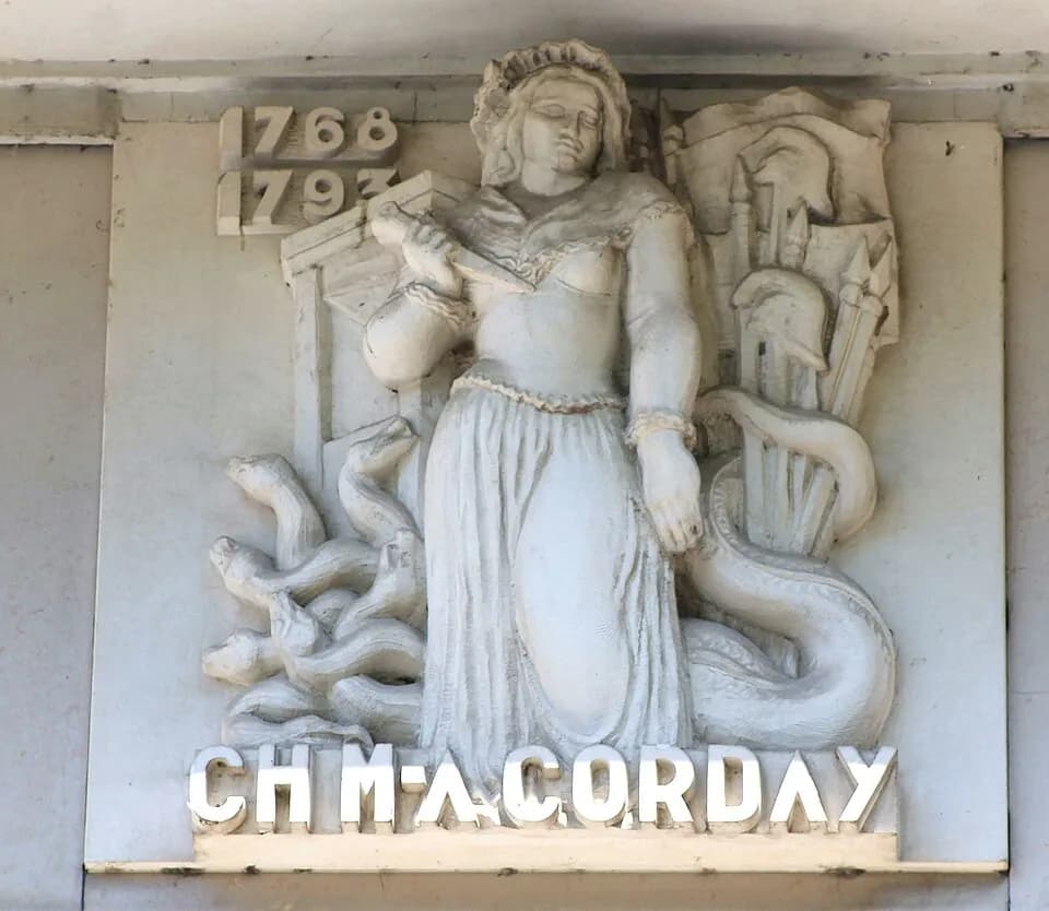 Charlotte Corday - Bas-relief sur la façade de l'hôtel Malherbe à Caen (Calvados). Charlotte Corday