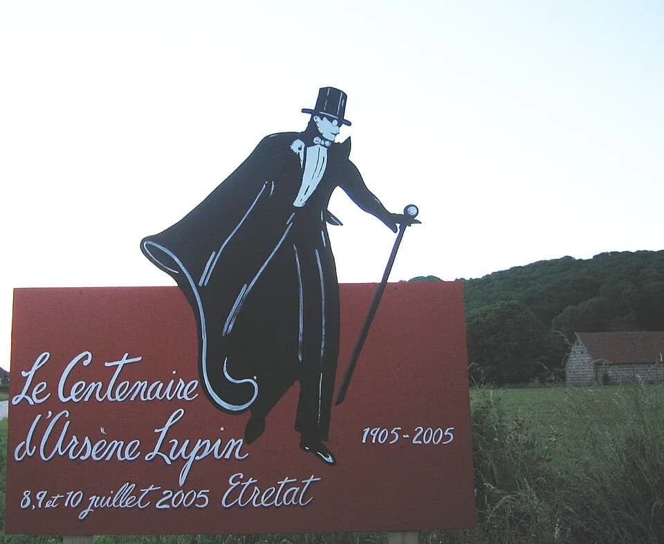 Maurice Leblanc - Centenaire d'Arsène Lupin en juillet 2005 à Etretat. Pancartes placées aux entrées de la ville, dessinées par Catherine Barray.
Licensing
photo Samy 2005