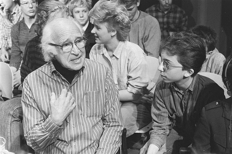 George Wald - Collectie / Archief : Fotocollectie Anefo
Reportage / Serie : [ onbekend ]
Beschrijving : Kinderen praten met Nobelprijswinnaars in Amsterdam; George Wald
Datum : 30 mei 1987
Locatie : A