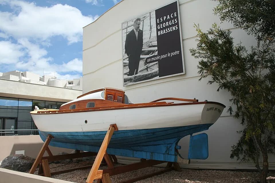Georges Brassens - Sète (Hérault) - espace Georges Brassens - le Sauve qui peut barque de Brassens .