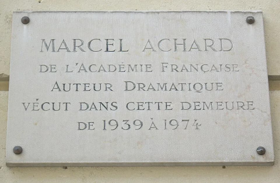 Marcel Achard - Plaque apposée au n° 8 de la rue de Courty, Paris 7e, où demeura l'auteur dramatique Marcel Achard (1899-1974) de 1939 à 1974.