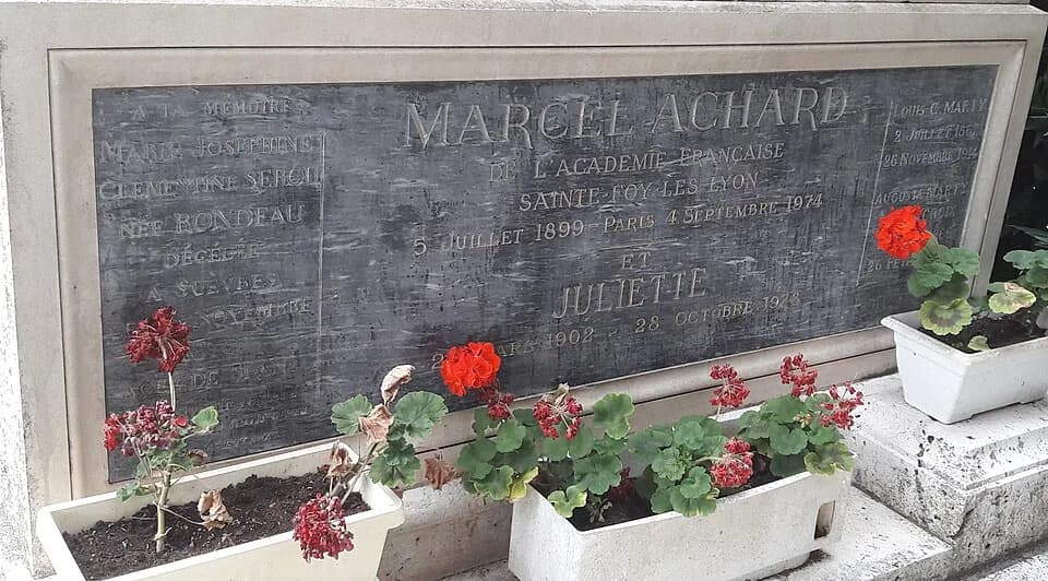 Marcel Achard - L'inscription sur la tombe de Marcel Achard au cimetière de La Chaussée Saint Victor.