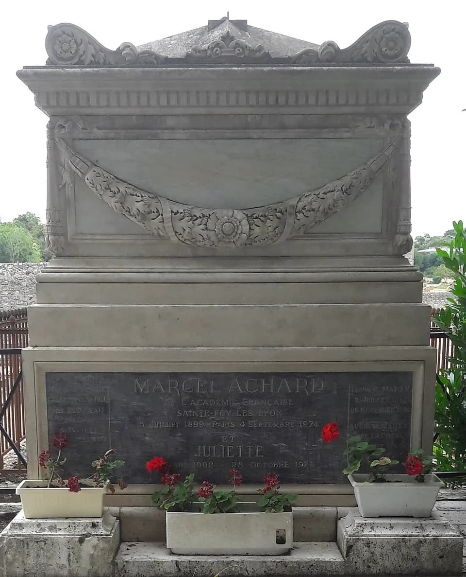 Marcel Achard - La tombe de Marcel Achard au cimetière de La Chaussée Saint Victor.