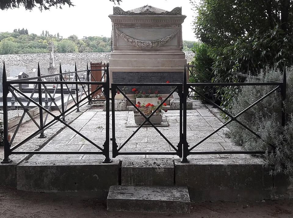 Marcel Achard - La tombe de Marcel Achard au cimetière de La Chaussée Saint Victor.