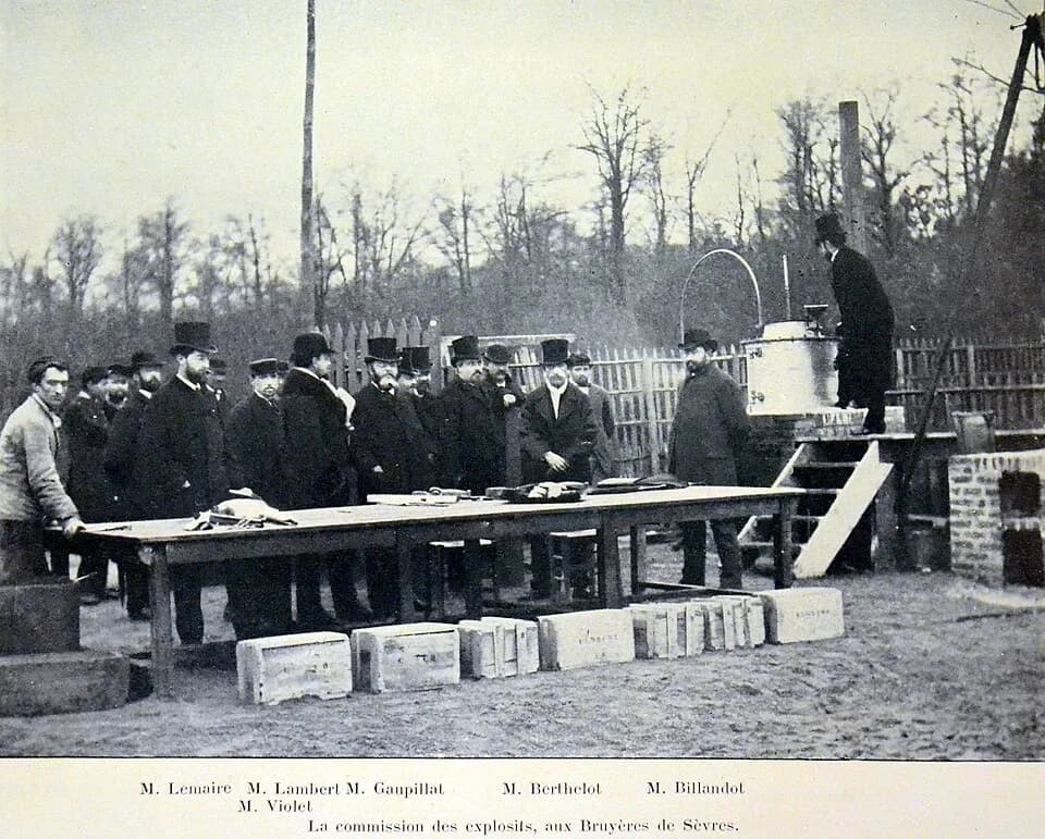 Marcellin Berthelot - Photo légendée "la commission des explosifs, aux Bruyères de Sèvres"Photo ancienne, extraite d'un article de la revue française "Revue illustrée" (Tome relié 1902), portant sur P