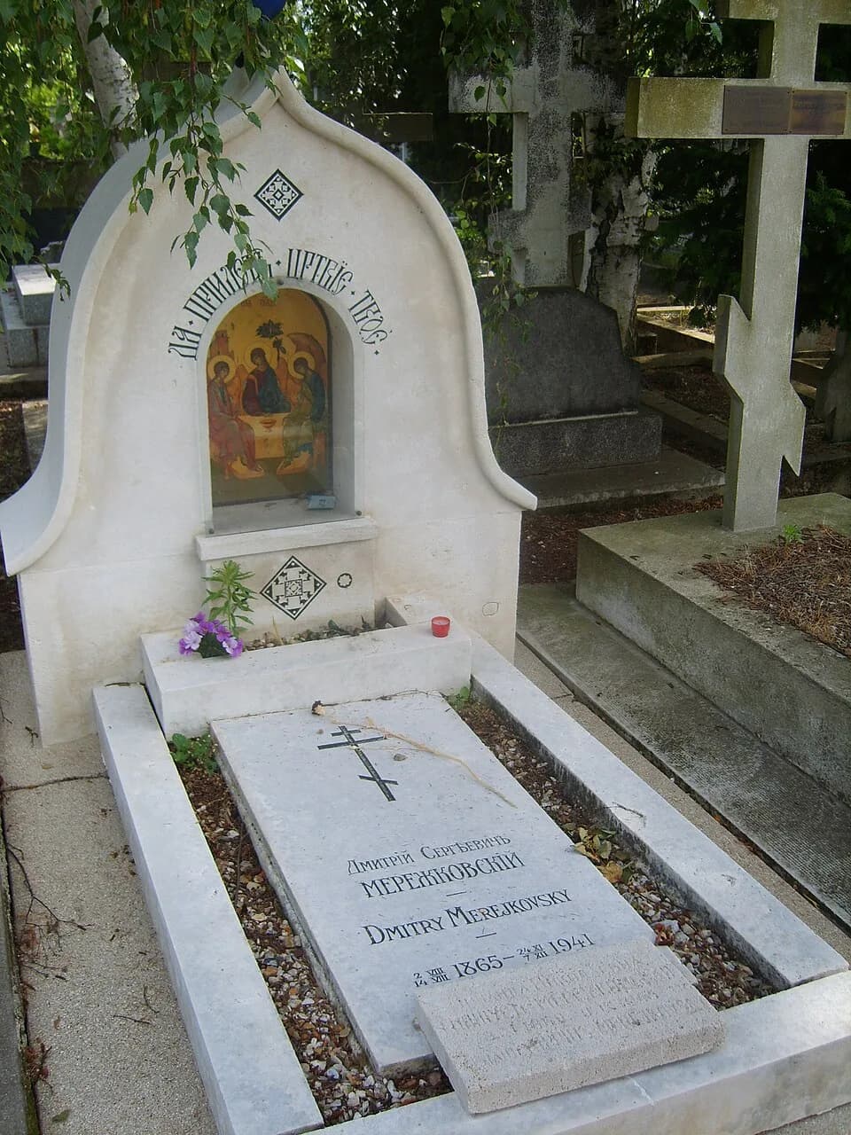 Zinaida Gippius - могила Дмитрия Мережковского и Зинаиды Гиппиус