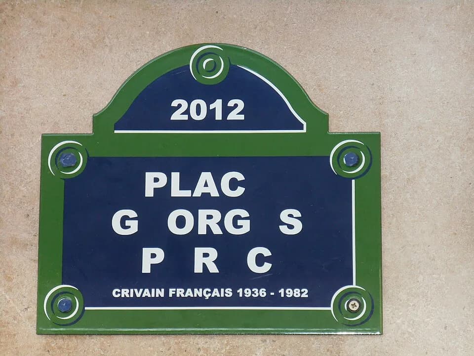 Georges Perec - Plaque « Disparition » en hommage à Georges Perec par Christophe Verdon. Café de la Mairie, place Saint-Sulpice à Paris.