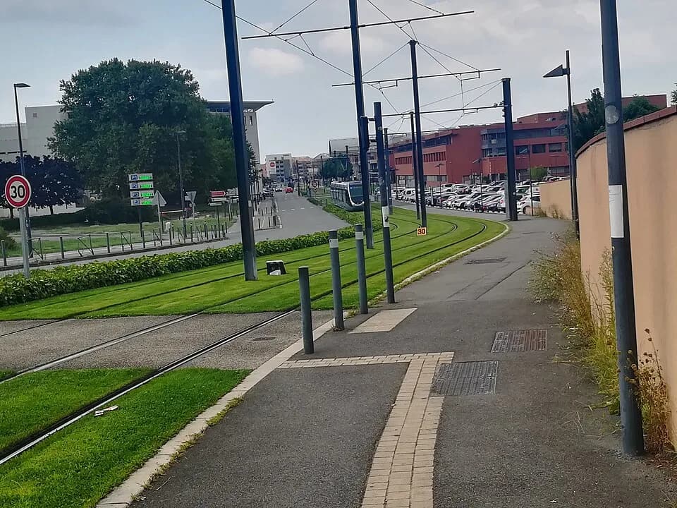 Jean Dausset - Un tramway dans le site hospitalier de Purpan à Toulouse.