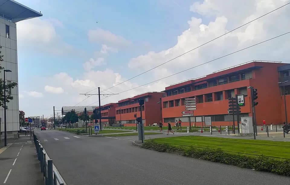 Jean Dausset - L'artère principale avec le tramway du site hospitalier de Purpan.
