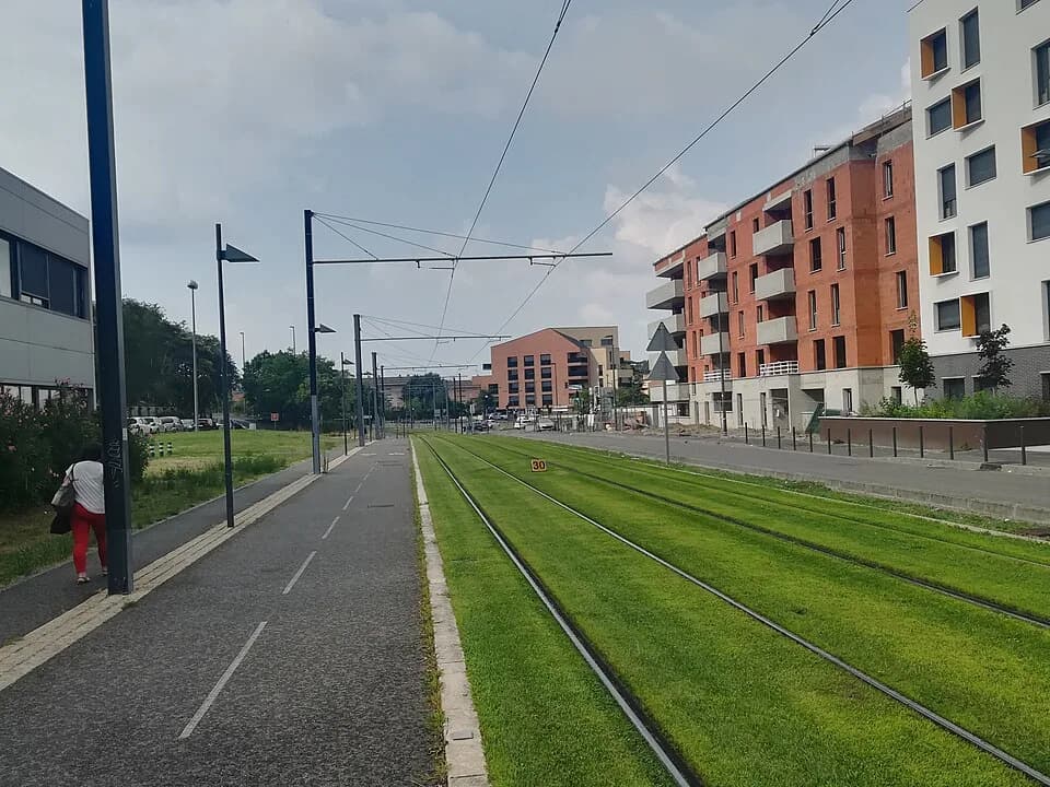 Jean Dausset - L'artère principale avec le tramway du site hospitalier de Purpan.