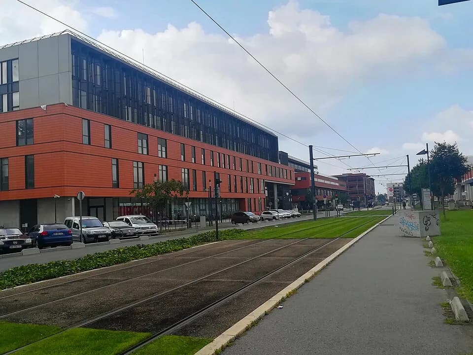 Jean Dausset - L'artère principale avec le tramway du site hospitalier de Purpan.