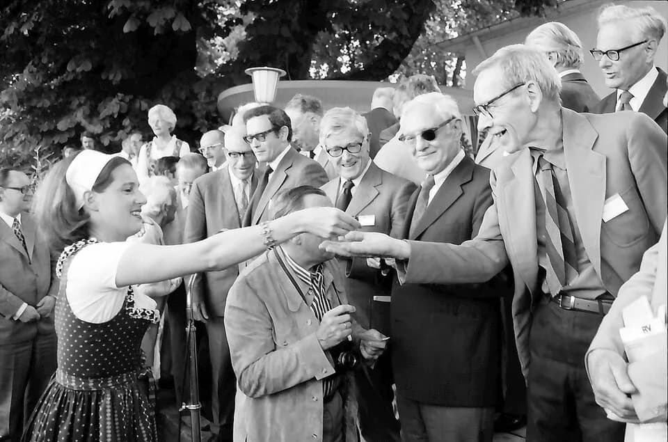 Alfred Hershey - 25. Jubiläumstagung 1975 Medizin; Maikäferrede: Gräfin Sonja Bernadotte übergibt Maikäfer an Alfred D. Hershey, dahinter Sir John C. Eccles, Gerald Edelman, Sir Frank M. Burnet, Juliu