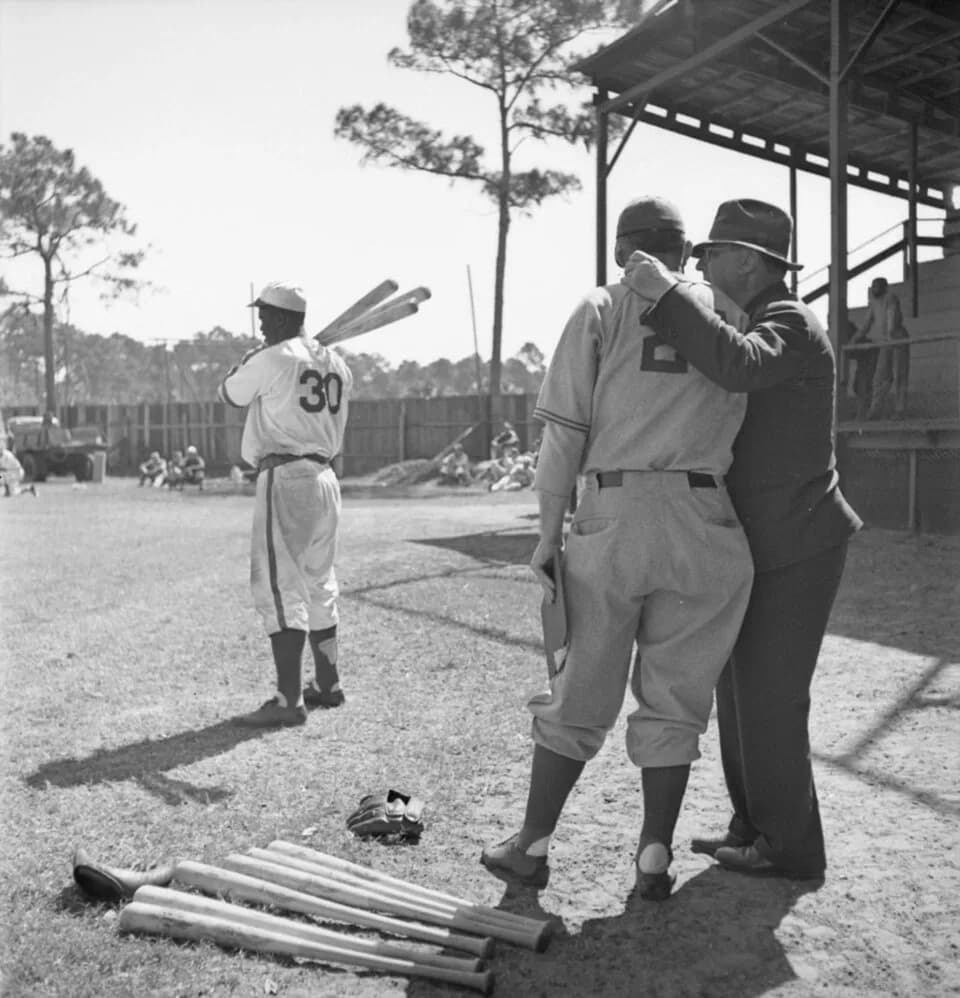 Jackie Robinson - Title
Baseball - Jackie Robinson. 
Photograph possibly published in the Montreal newspaper The Standard circa 1946. [1]
Arrangement structure
Show Arrangement Structure Show Arrangem
