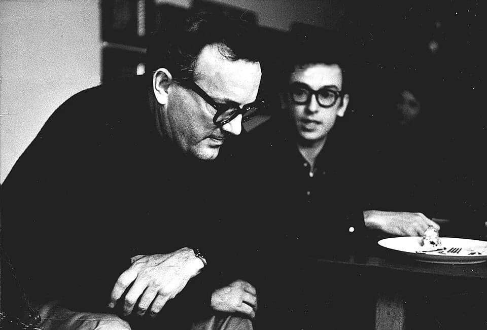 C. Wright Mills - A la izquierda tenemos al sociólogo C. Wright Mills y a la derecha tenemos al escritor Saul Landau (en aquel entonces su asistente).