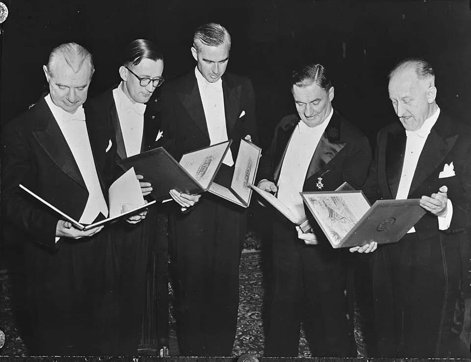 Vincent du Vigneaud - Collectie / Archief : Fotocollectie Anefo
Reportage / Serie : [ onbekend ]
Beschrijving : Uitreiking Nobelprijzen door koning Gustaaf Adolf van Zweden , De prijswinnaars scheikun