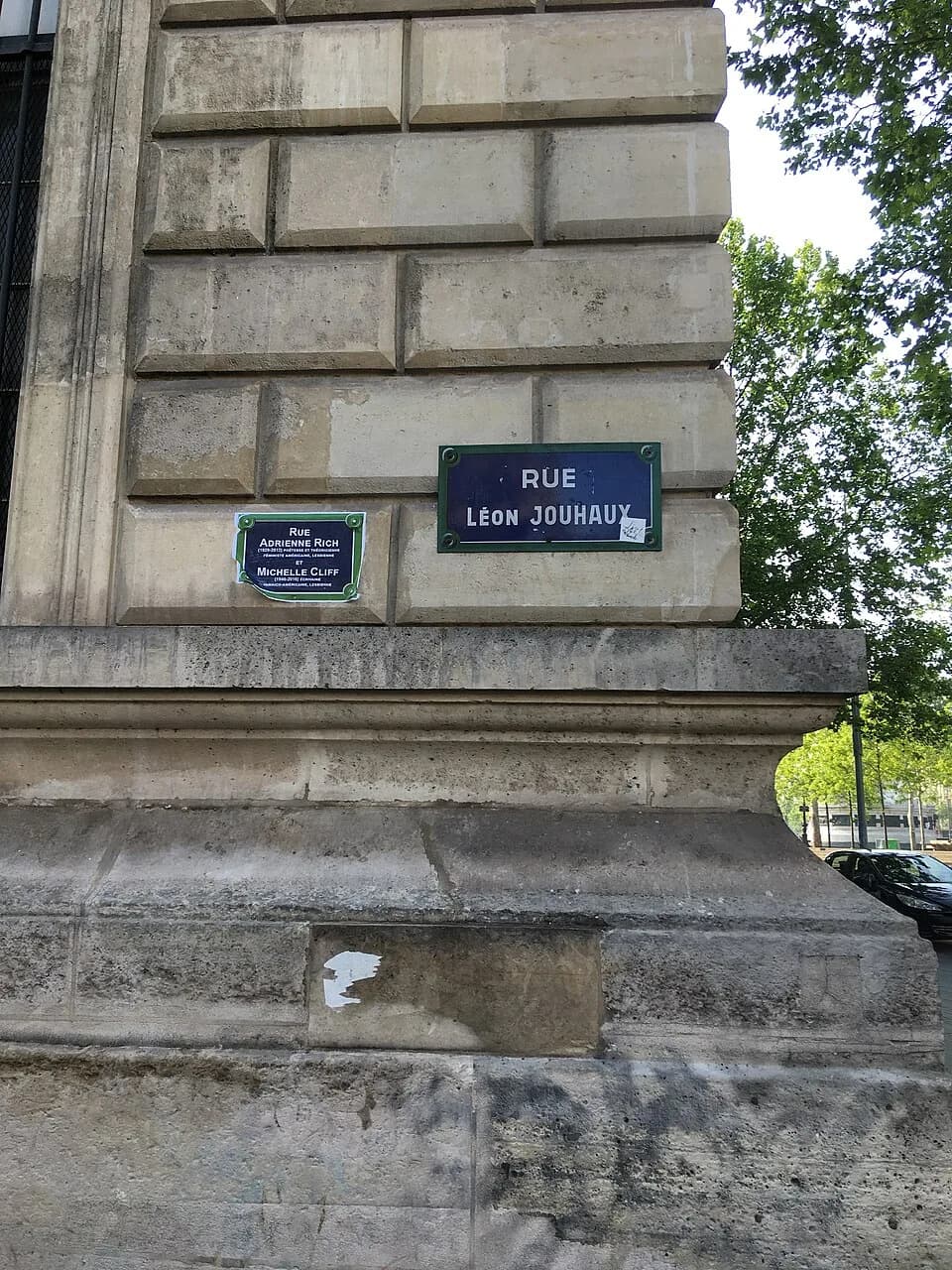 Adrienne Rich - Plaque de la rue Léon Jouhaux (Paris) avec fausse plaque Rue Adrienne Rich et Michelle Cliff apposée à côté